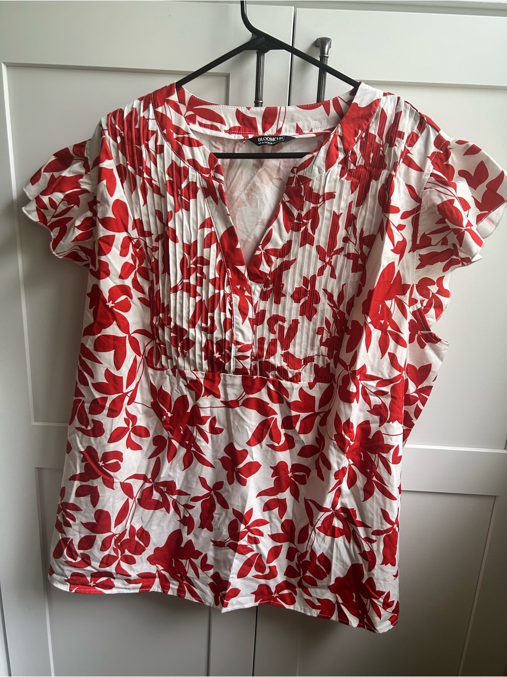 BloomChic 22-24 White and Red Floral Pintuck V-Neck Blouse